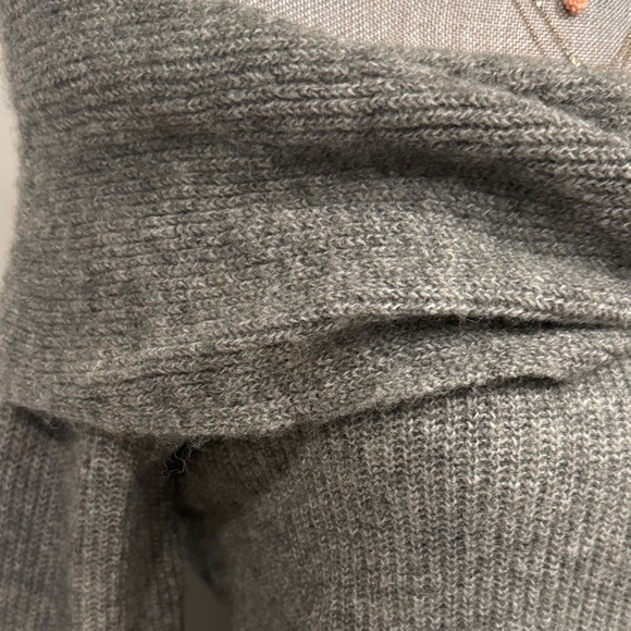 H&M Off-Shoulder Twist Knit Sweater - Gray NWT Size M - Picture 5 of 10